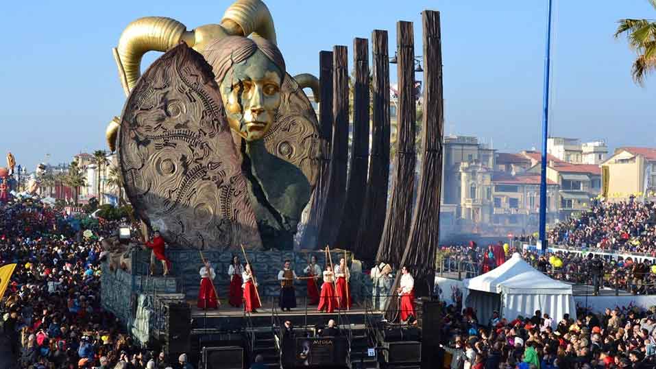 Photo: viareggio.ilcarnevale.com